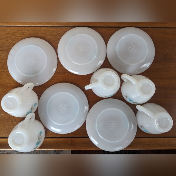 VINTAGE 1950's Fire King Bonnie Blue Carnation Milk Glass Teacup/Saucer Set of 5 - Picture 6 of 16